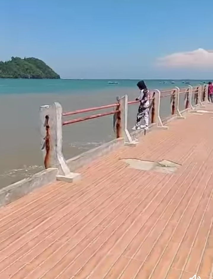 Berikan Kenyamanan Kepada Pengunjung, Pagar Pengaman Pantai Carocok Painan yang Rusak Segera Diperbaiki