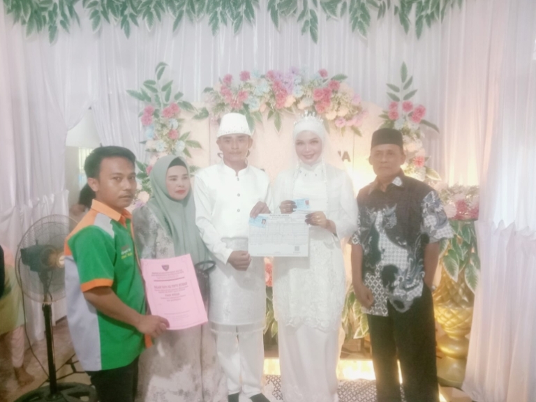 UKL Pancung Soal Serahkan Dokumen Kependudukan Pada Pasangan Pengantin Baru di Muaro Sakai