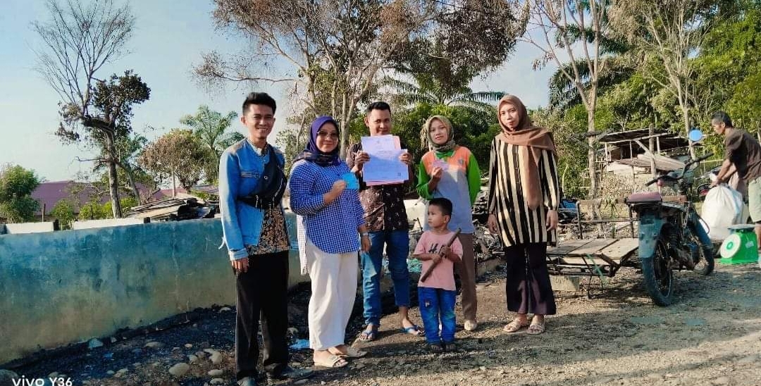 UKL Disdukcapil Lunang Serahkan Dokumen Kependudukan  Pada Korban Kebakaran di Kampung Medan Jaya