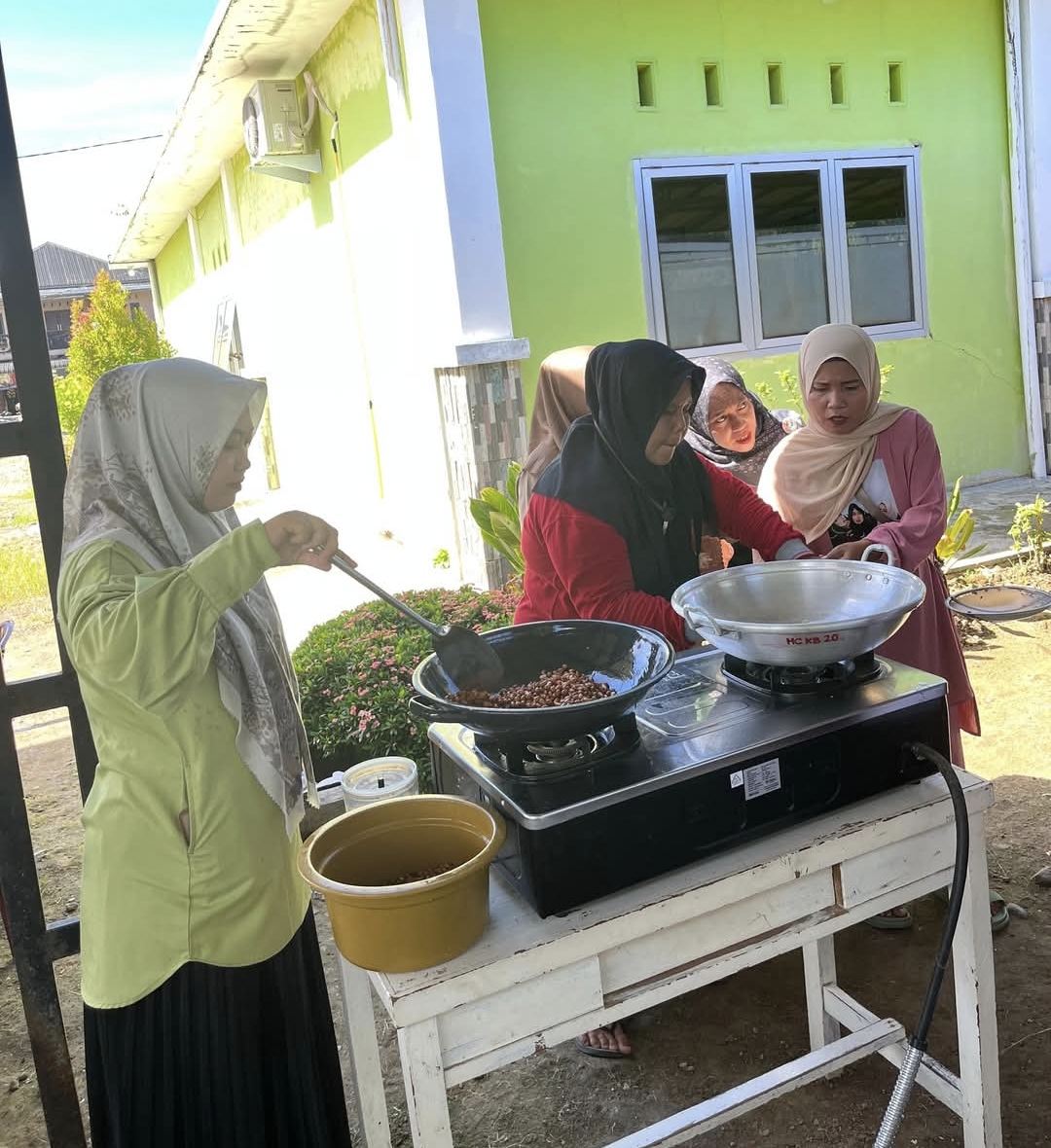 Tim Pelaksana PMT Berbasis Pangan Lokal Bagi Ibu Hamil dan Balita Bermasalah Gizi Koto Berapak Diberi Pembekalan