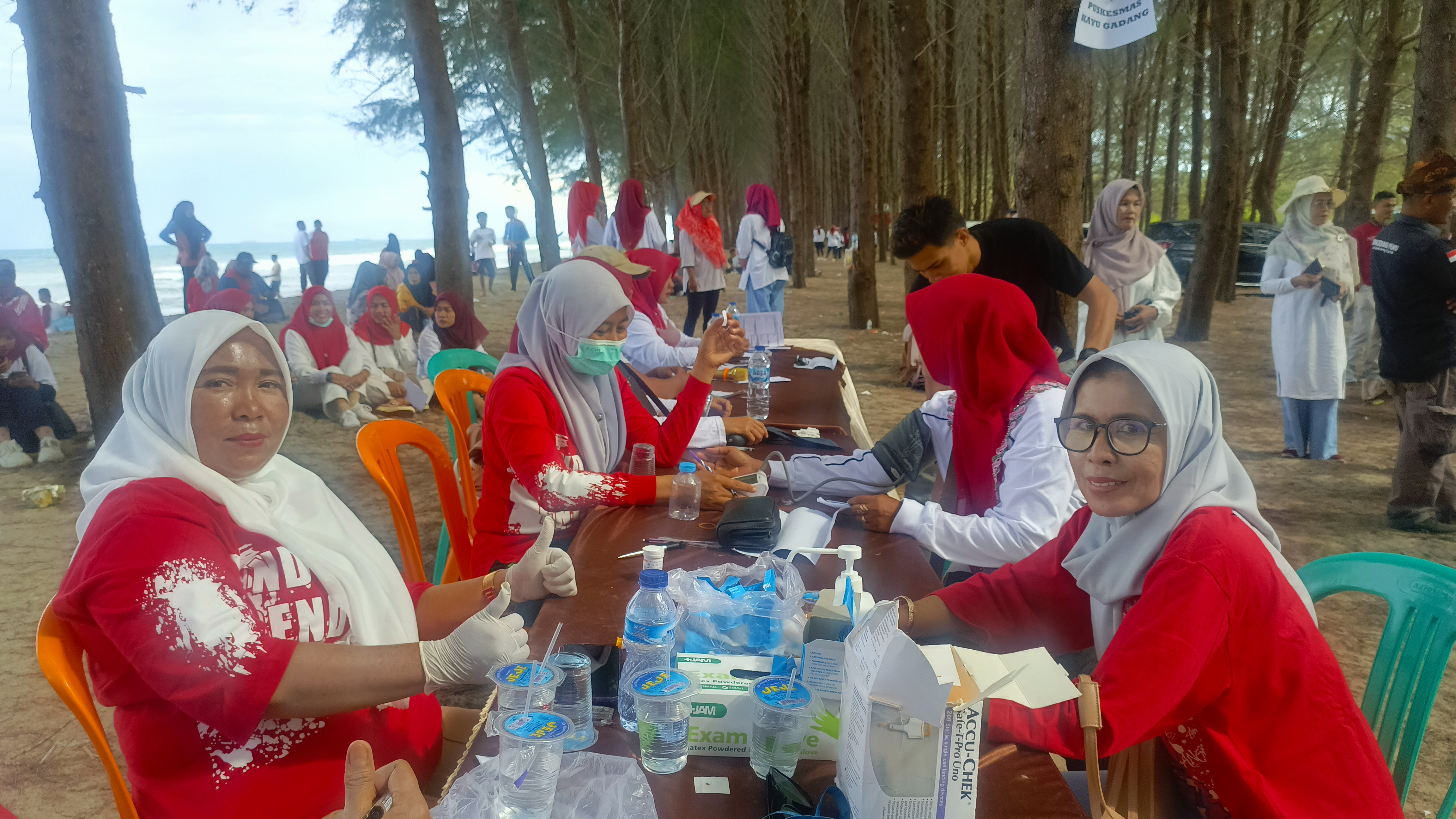 Masyarakat Antusias Ikuti Cek Kesehatan di Jalan Santai dan Senam Ceria Di Ampiang Parak