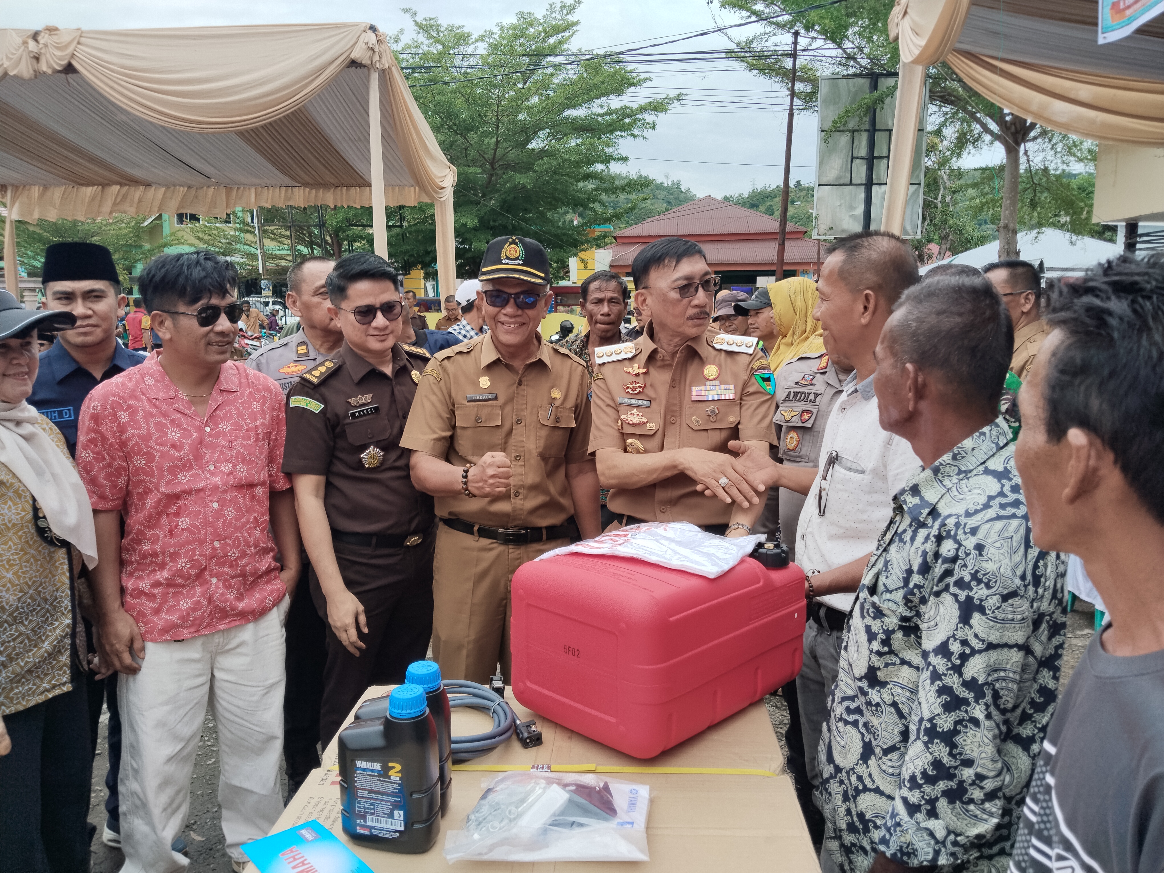 Bupati Pesisir Selatan Hendrajoni Serahkan Hibah Mesin Tempel 15 PK dan 40 PK Pada Nelayan