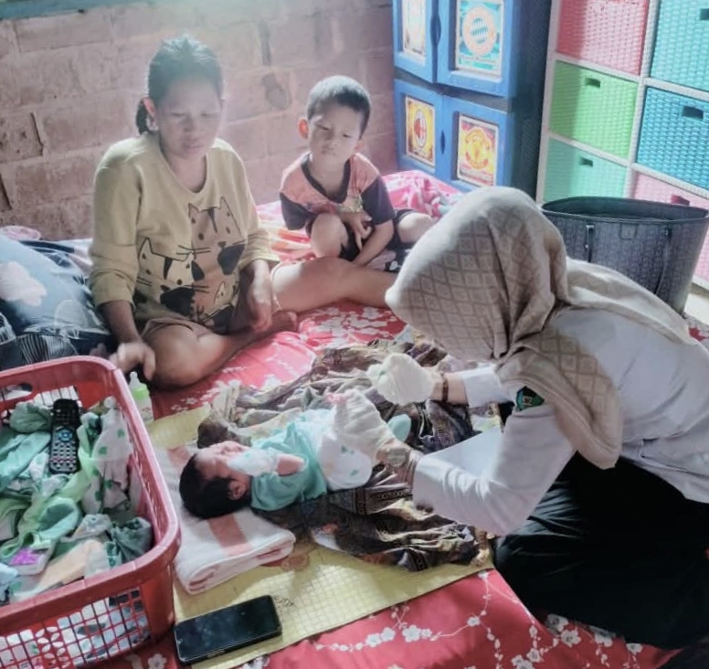 Bidan Desa Nagari Tanjung Pondok Lakukan Kunjungan Rumah Bayi Baru Lahir