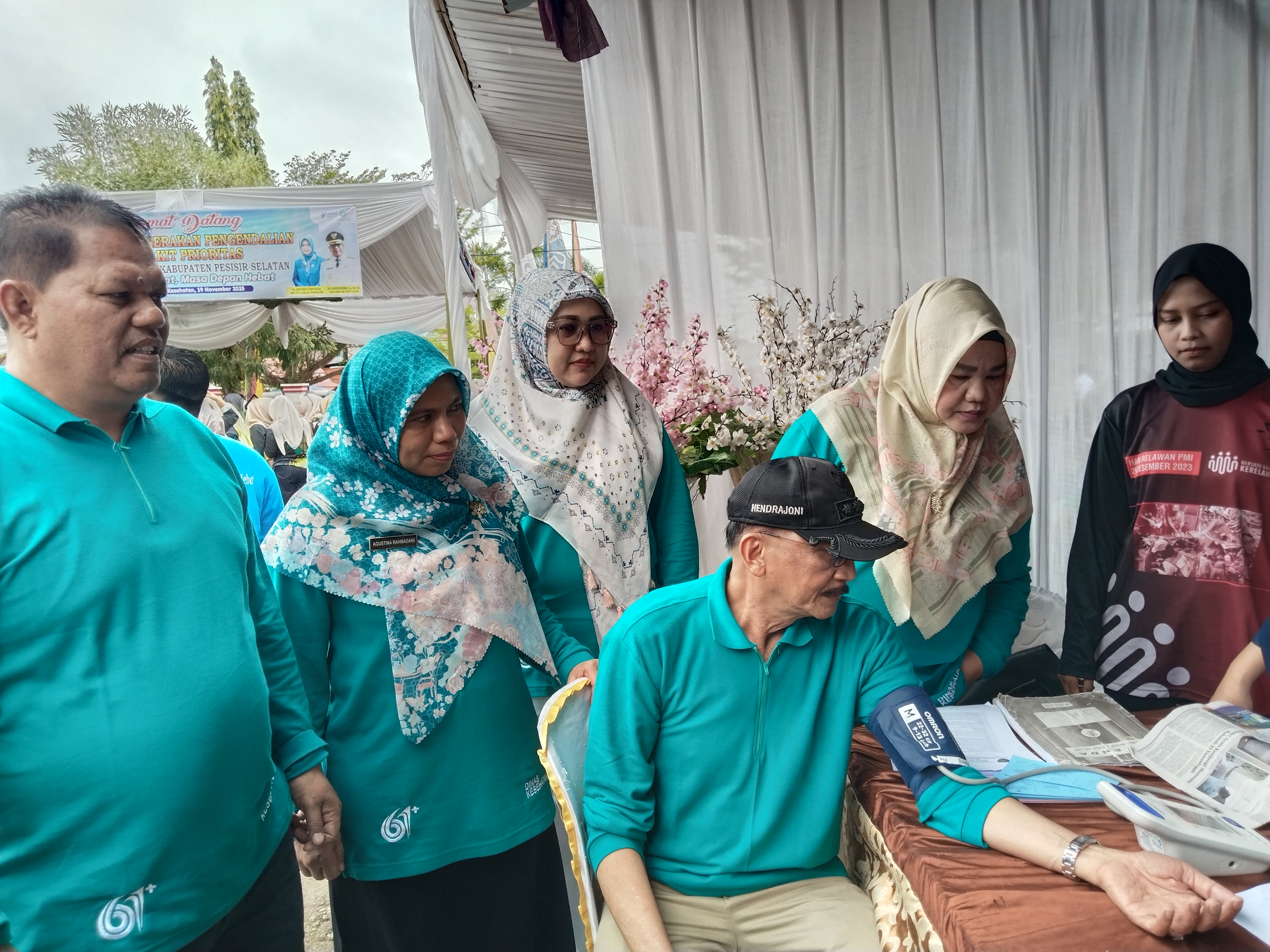 Bupati Hendrajoni Lakukan Cek Kesehatan Gratis 