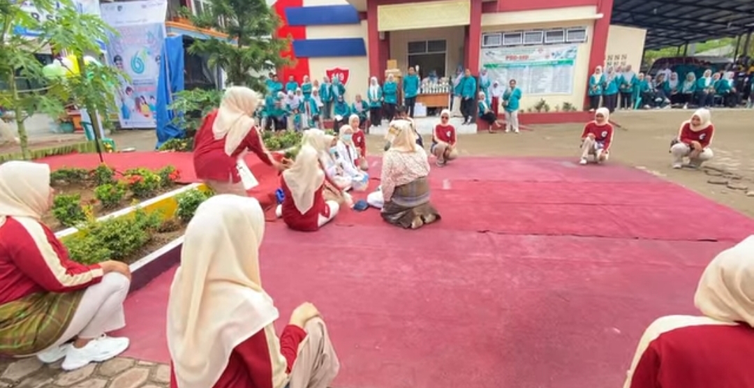 Bupati Hendrajoni Apresiasi Penampilan Randai UPT Puskesmas Tapan Meriahkan  HKN ke-61 