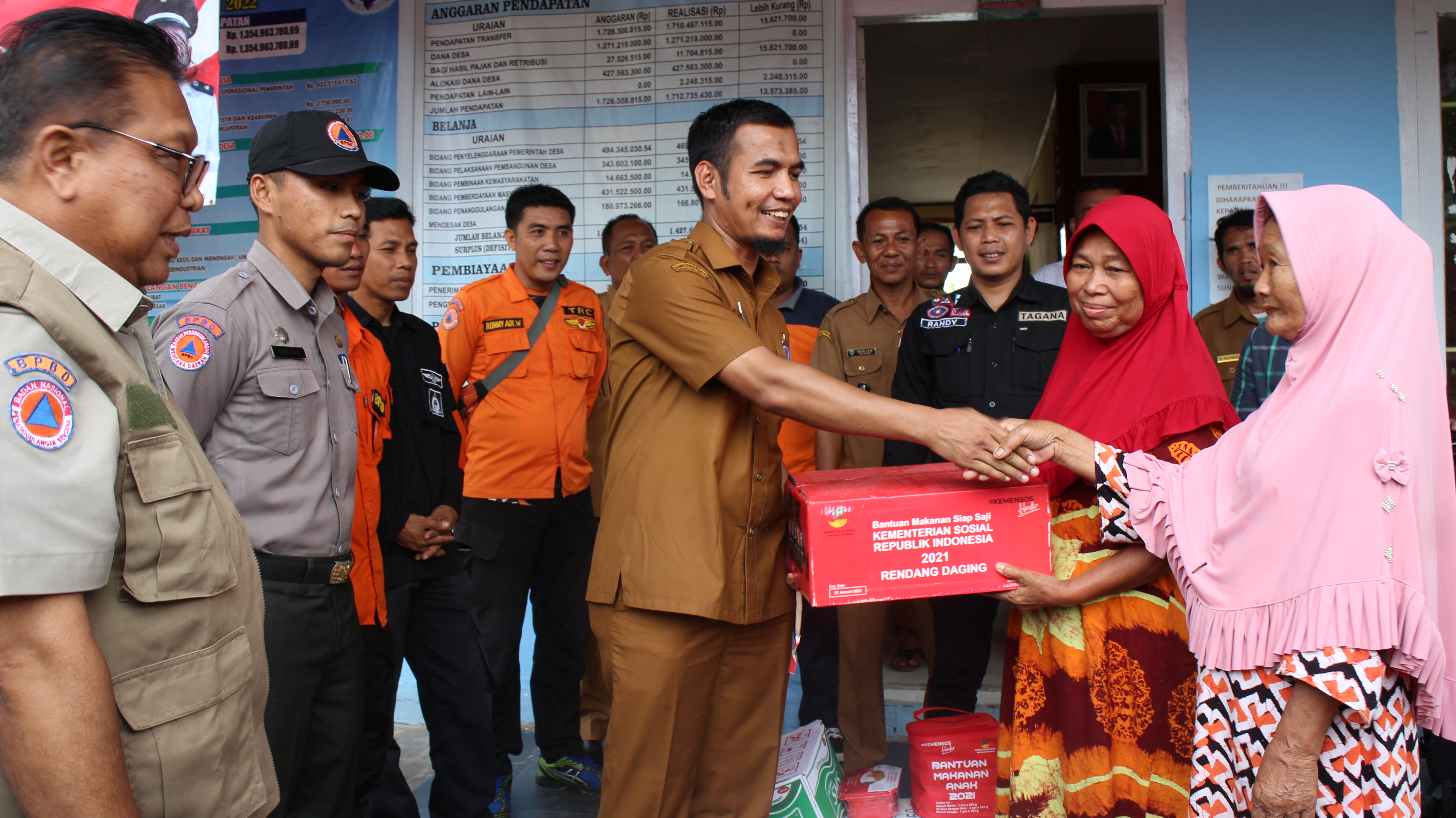 Dinsos dan BPBD Pesisir Selatan Salurkan Bantuan Beras 2,2 Ton untuk Masyarakat Sungai Pinang
