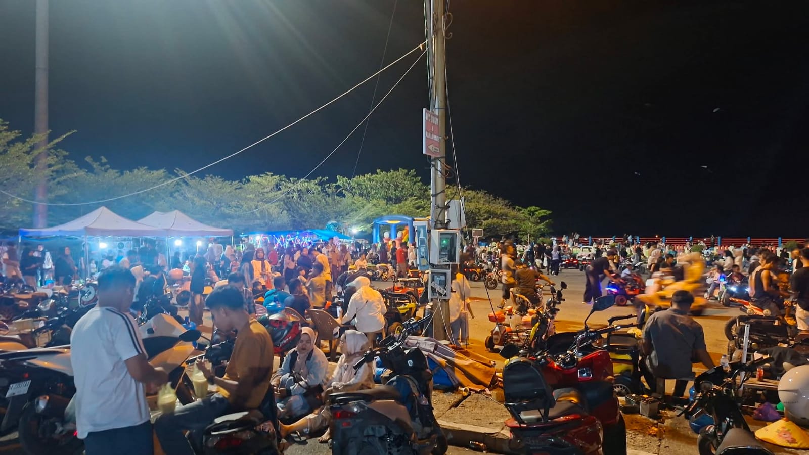 Momentum Lebaran 2026, Kunjungan Wisatawan Membludak di Pantai Carocok Painan, PAD Diproyeksi Maksimal