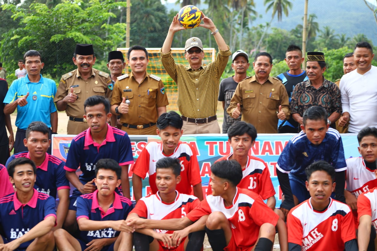 Bupati Pesisir Selatan Buka Turnamen Sepakbola se-Kecamatan Koto XI Tarusan di Nagari Jinang Kampung Pansur