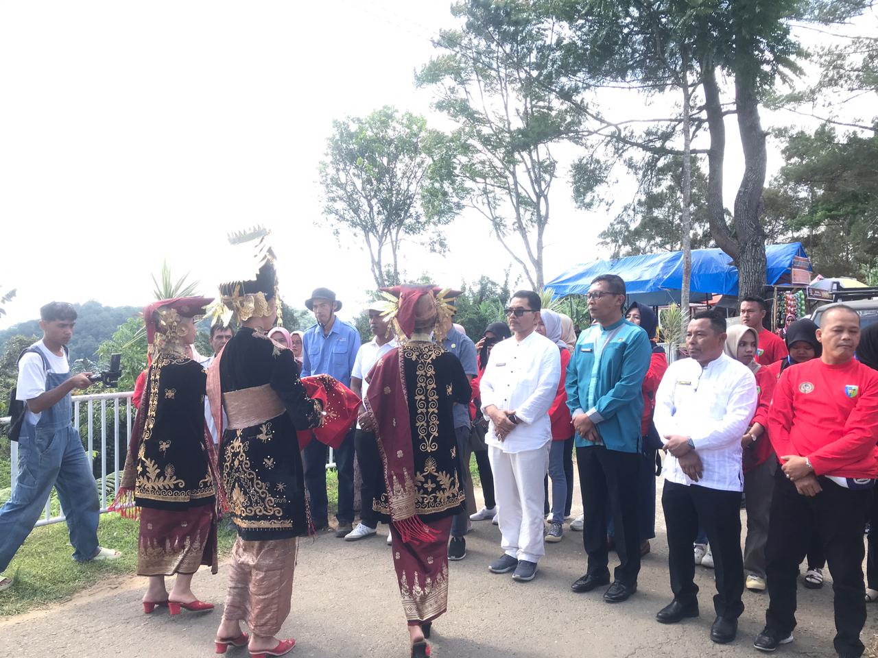 Pengelola Desa Wisata Pessel Studi Lapangan ke Panorama Baru Bukittingi