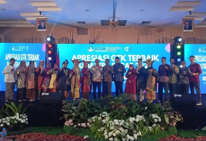 Pesisir Selatan Borong Penghargaan Apresiasi Guru dan Tenaga Kependidikan Terbaik Sumatera Barat 2025