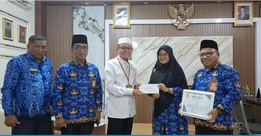 Guru MTsN 7 Pessel Raih Juara Esai Zakat dan Wakaf, Kakankemenag Beri Apresiasi
