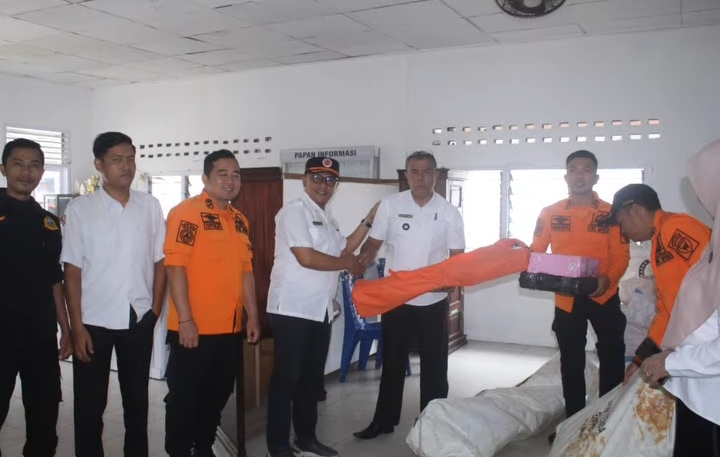 BPBD Kabupaten Pesisir Selatan Serahkan Bantuan Peralatan Logistik untuk KSB Salido Saiyo