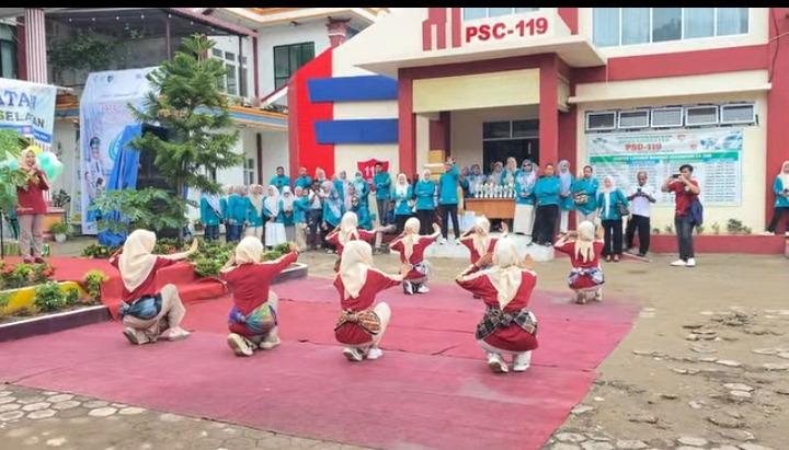 Penampilan Randai dari UPT Puskesmas Tapan Semarakkan HKN ke-61 