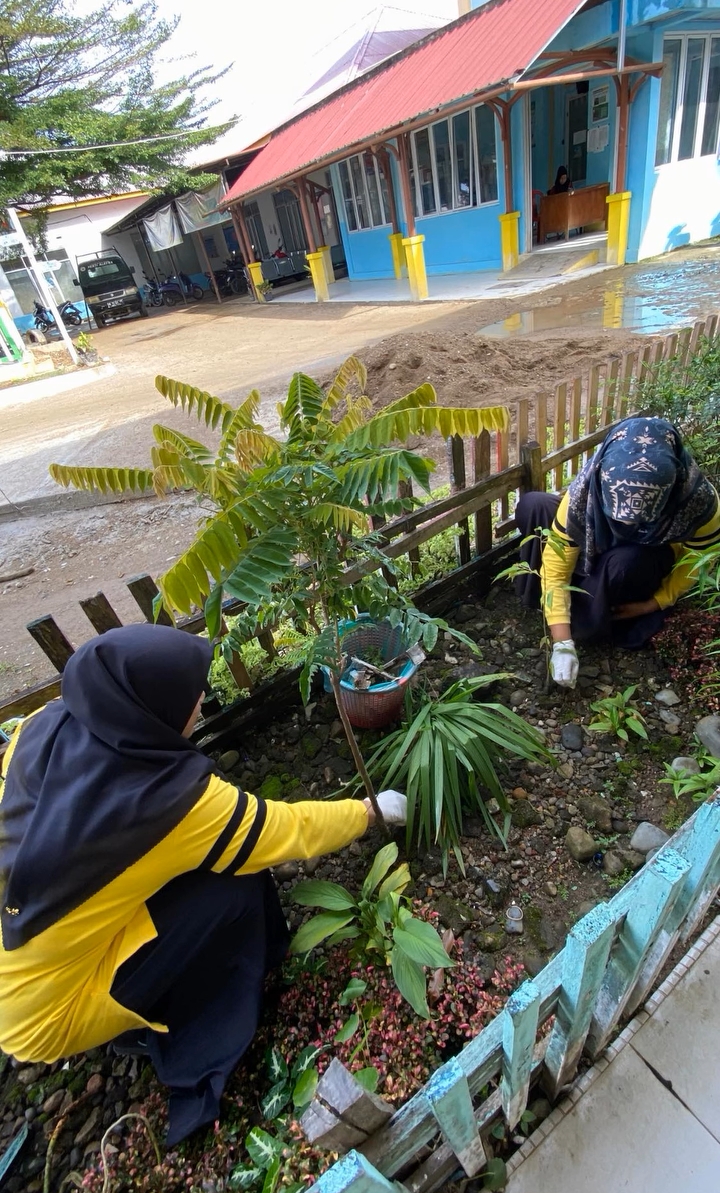 Tingkatkan Kenyamanan Pelayanan, Staf UPT Puskesmas Tapan Gotong Royong Bersihkan Lingkungan
