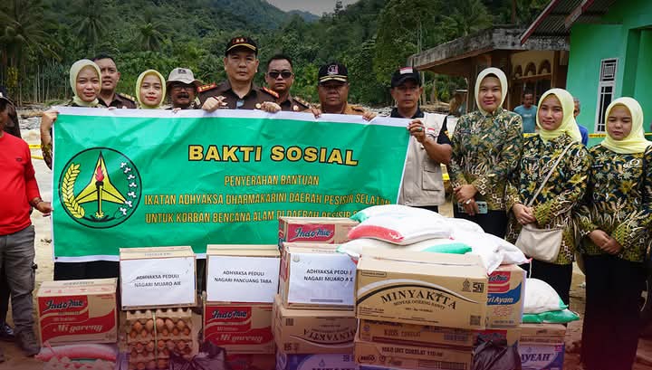 Kejari Pesisir Selatan Salurkan Bantuan untuk Korban Banjir dan Longsor di Bayang Utara