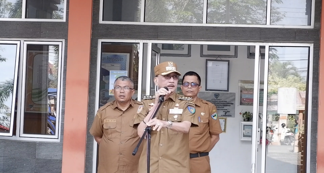 Bupati Pesisir Selatan Hendrajoni Ingatkan Kelompok Tani Untuk Merawat Alsintan Yang Diberikan