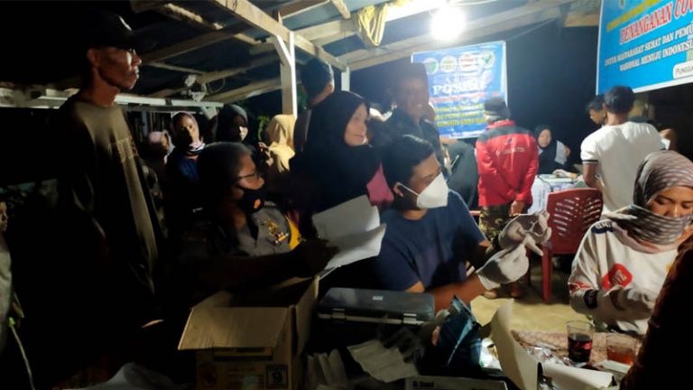Agar tak Bentrok Dengan Pekerjaan, Vaksinasi di Linggo Sari Baganti dilaksanakan Malam Hari