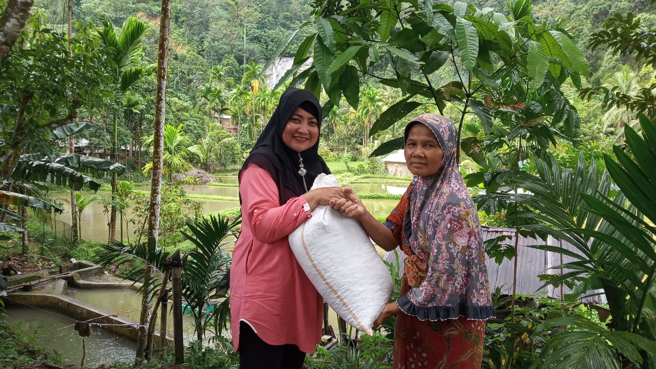 Dinas Perikanan Serahkan Pakan Ikan Mandiri Kepada Kelompok Budidaya.