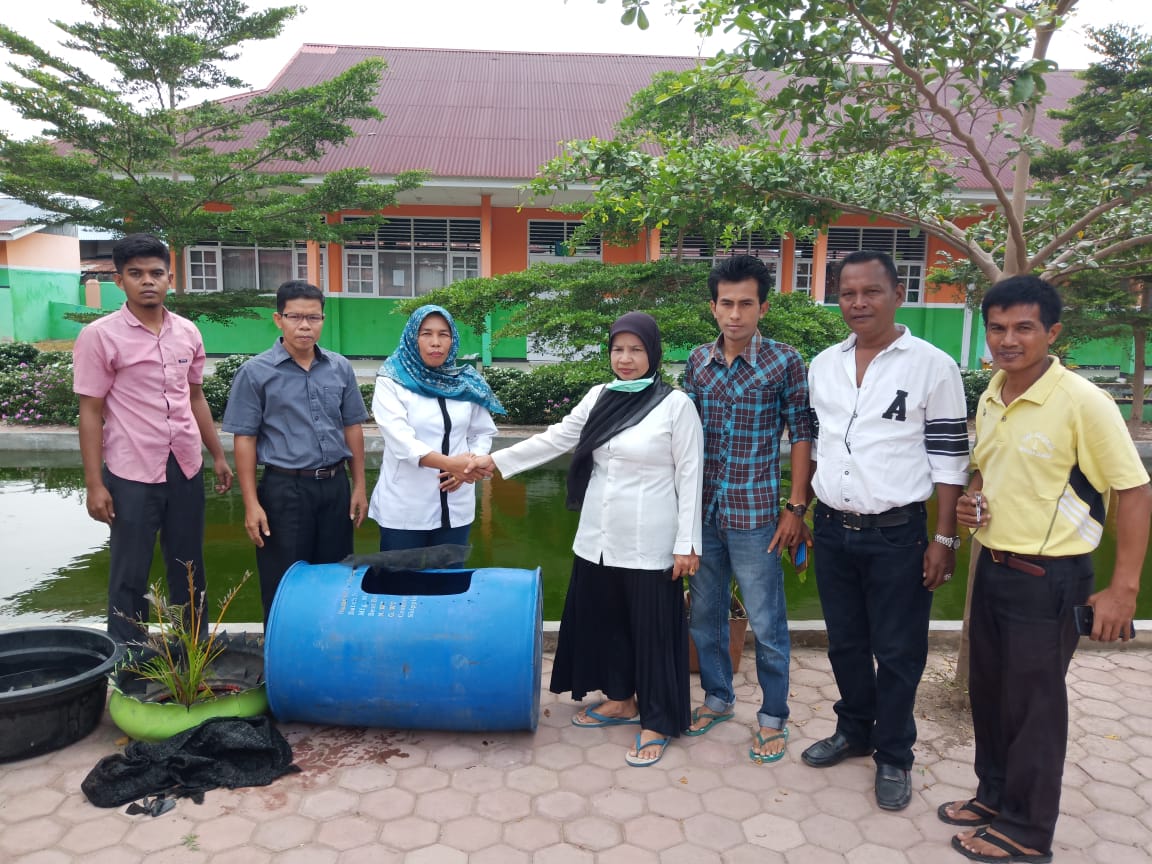  Dinas Perikanan Serahkan Satu Paket Calon Induk Ikan Nila
