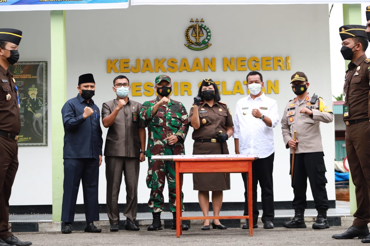 Painan, Bupati Pesisir Selatan, Drs.Rusma Yul Anwar, M.Pd menghadiri acara Pencanangan Zona Integritas Wilayah Bebas dari Korupsi (WBK) menuju Wilayah Birokrasi Bersih dan Melayani (WBBM) 
