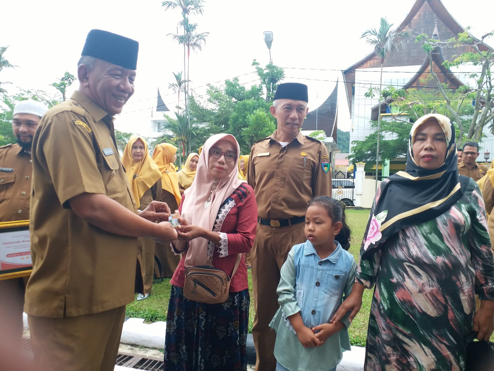 67.500 Jiwa Masyarakat Kurang Mampu Terima Kartu Sehat Pasisie Rancak