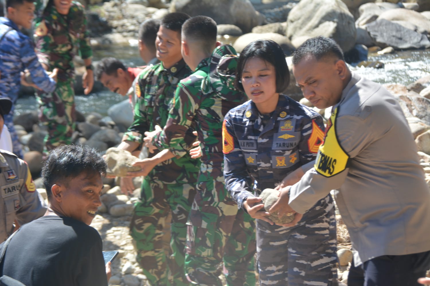 Taruna Latsitardanus XLIII/2023 Serahkan Bibit dan Goro Perbaikan Irigasi Lubuk Ameh