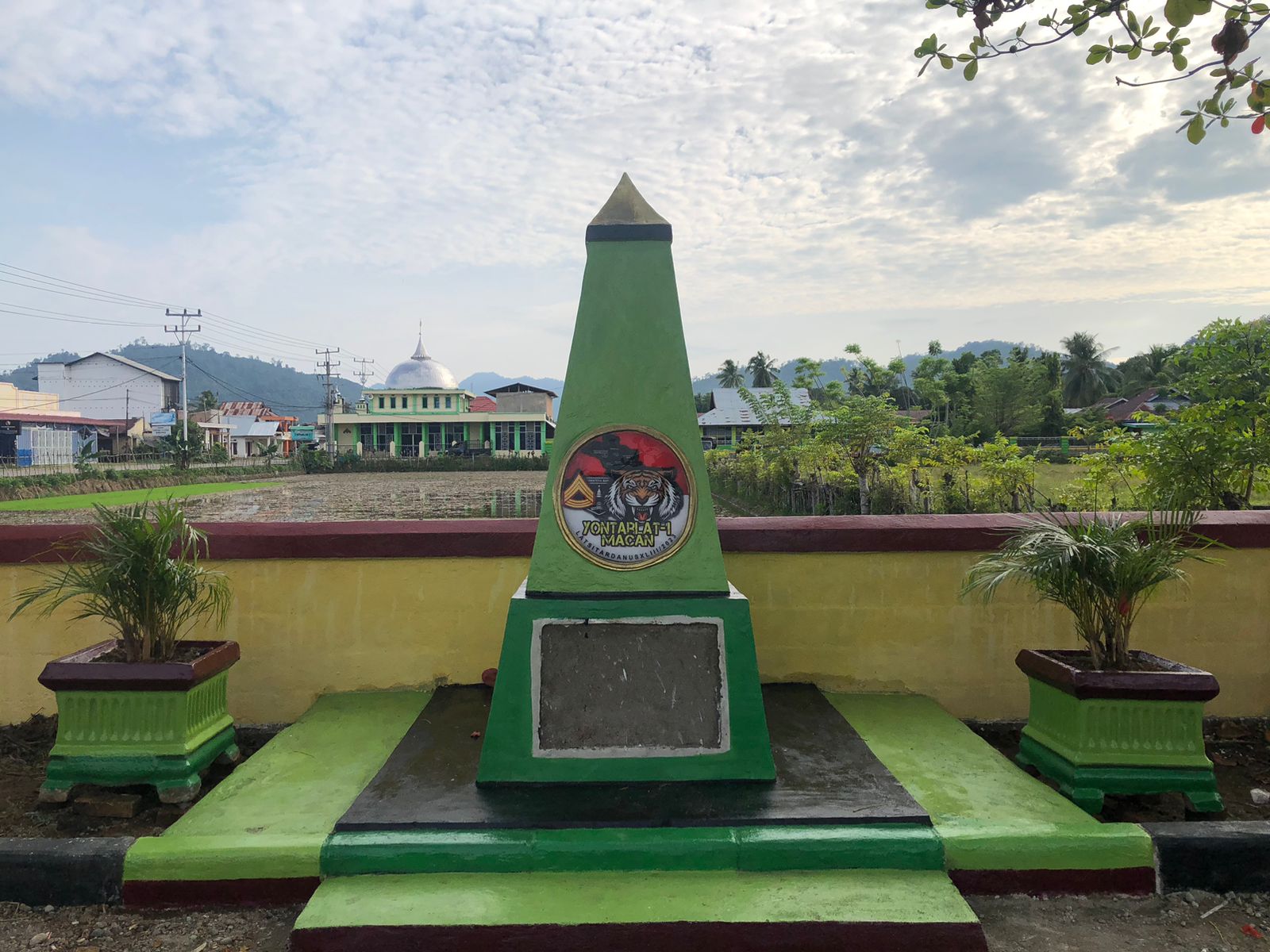 Anggota Latsitardanus dan Masyarakat Gotong Royong Bangun Tugu di Kecamatan Batang Kapas 