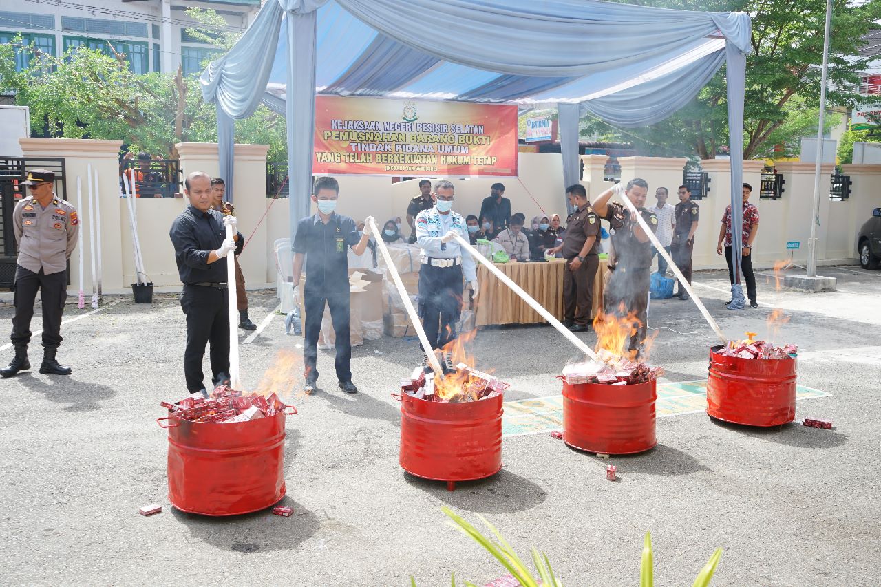 Kejaksaan Negeri Pesisir Pesisir Selatan Musnahkan Barang Bukti yang Telah Inkrah