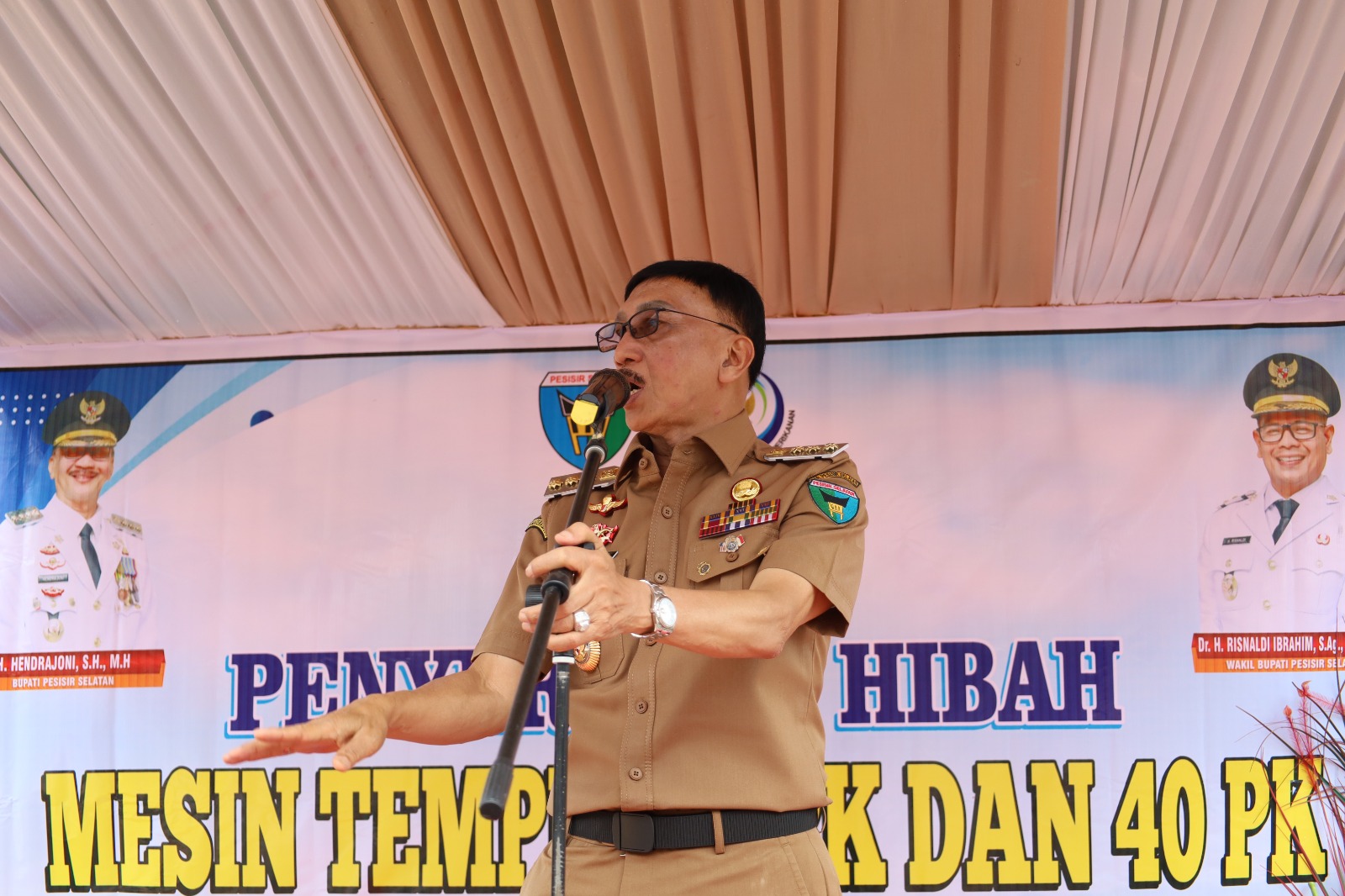 Bupati Hendrajoni Serahkan Hibah Sarana dan Prasarana Perikanan Tahun 2025
