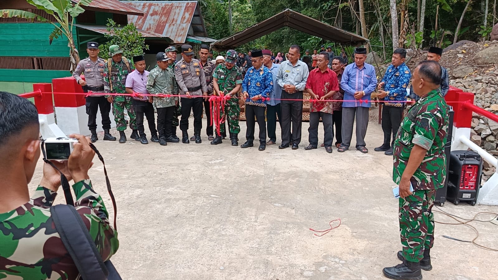 Jembatan Aramco di Nagari Pancuang Taba Diresmikan, Camat IV Nagari Bayang Utara Hadiri Acara