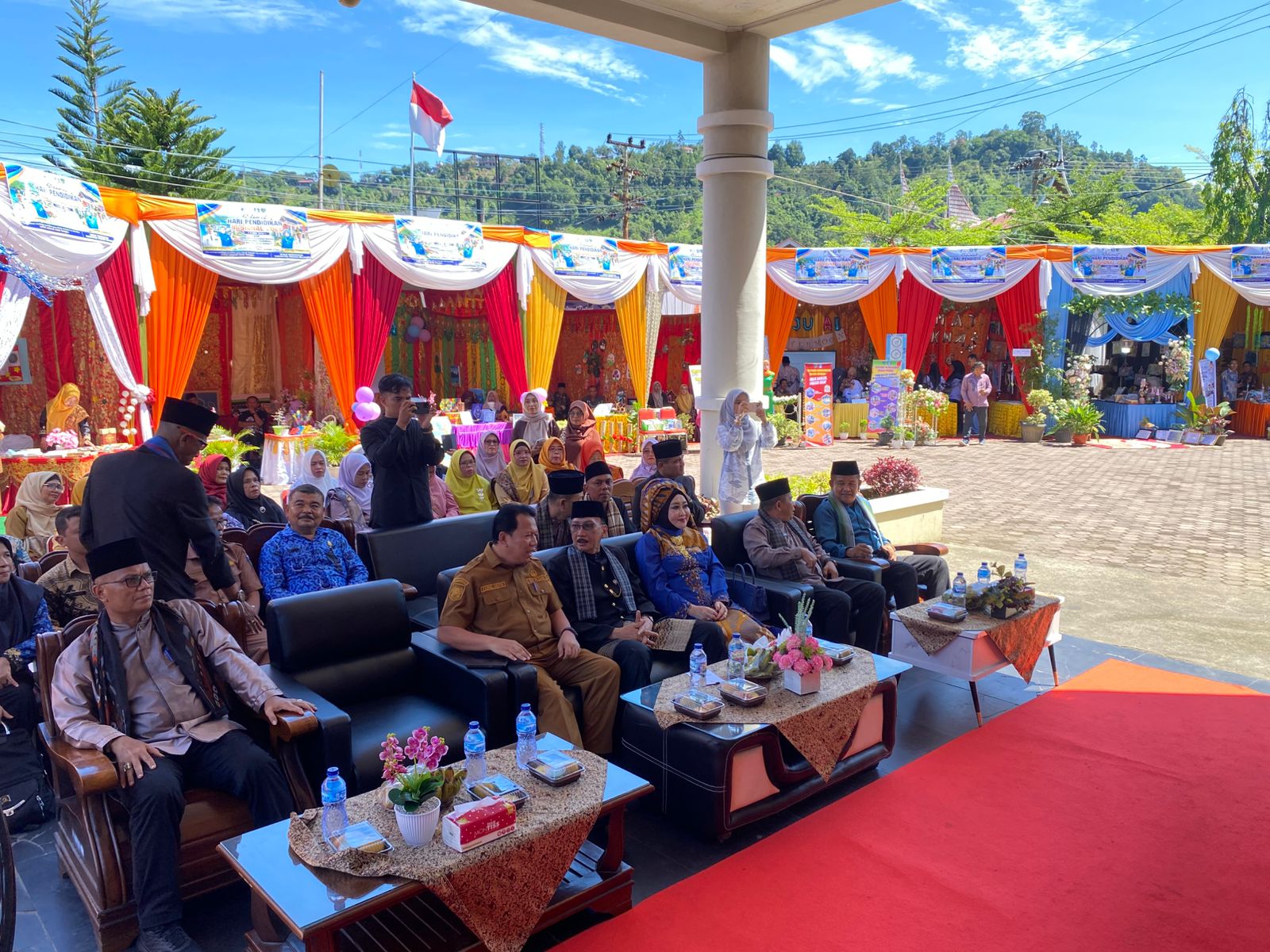 Peringati Hardiknas 2026, Bupati Hendrajoni Buka Pameran Pendidikan dan Perpustakaan