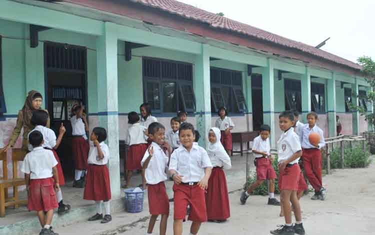 Hendrajoni : 2019 Pessel Gratiskan Baju Seragam dan Buku Pada Siswa Baru SD dan SMP