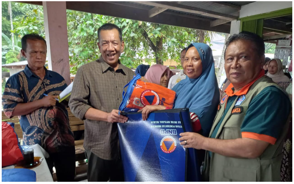 Bupati Pessel Salurkan Ratusan Paket Bantuan di Nagari Duku Utara