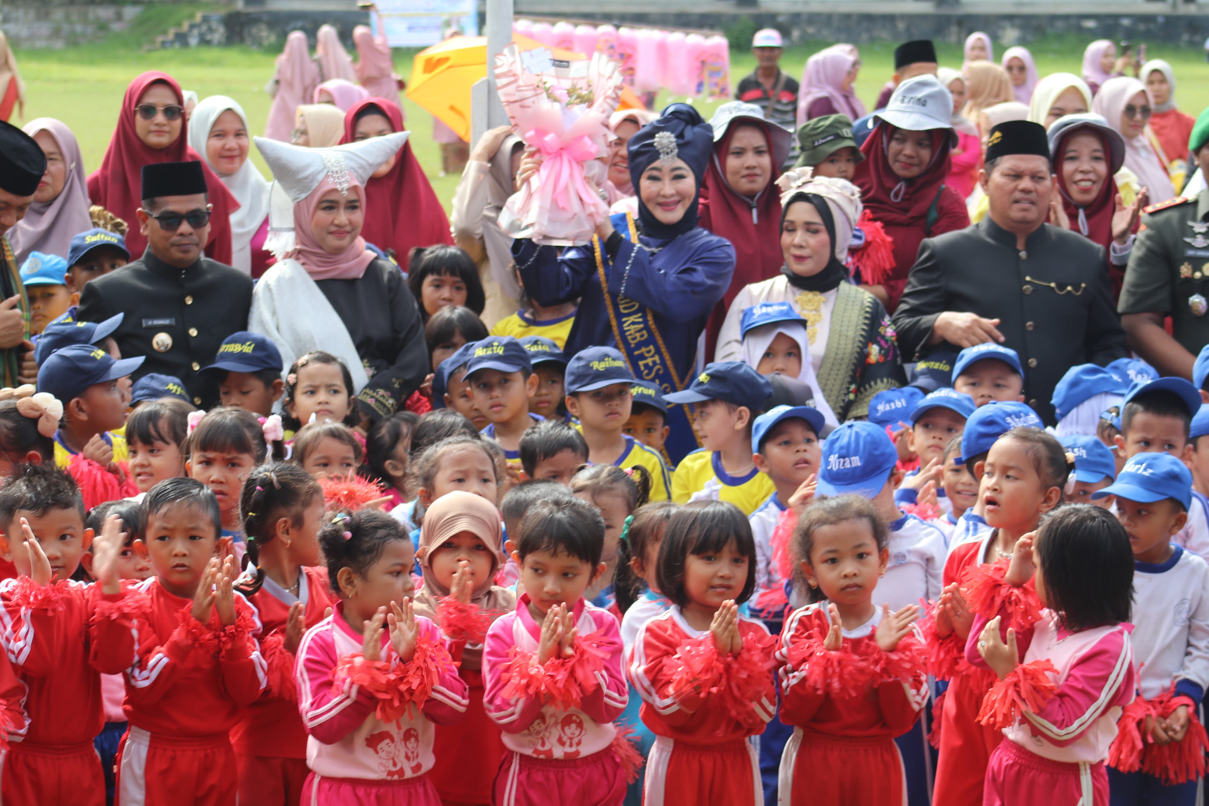 Lisda Hendrajoni Hadiri Upacara Hardiknas 2025 di Pesisir Selatan, Serukan Pemerataan Pendidikan untuk Anak Negeri