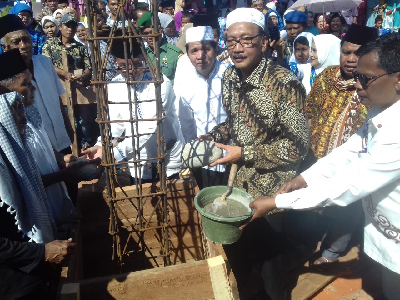 Bupati Pesisir Selatan Hendrajoni Letakan Batu Pertama Pembangunan Mesjid Ar-rahman Bukit Buai Tapan