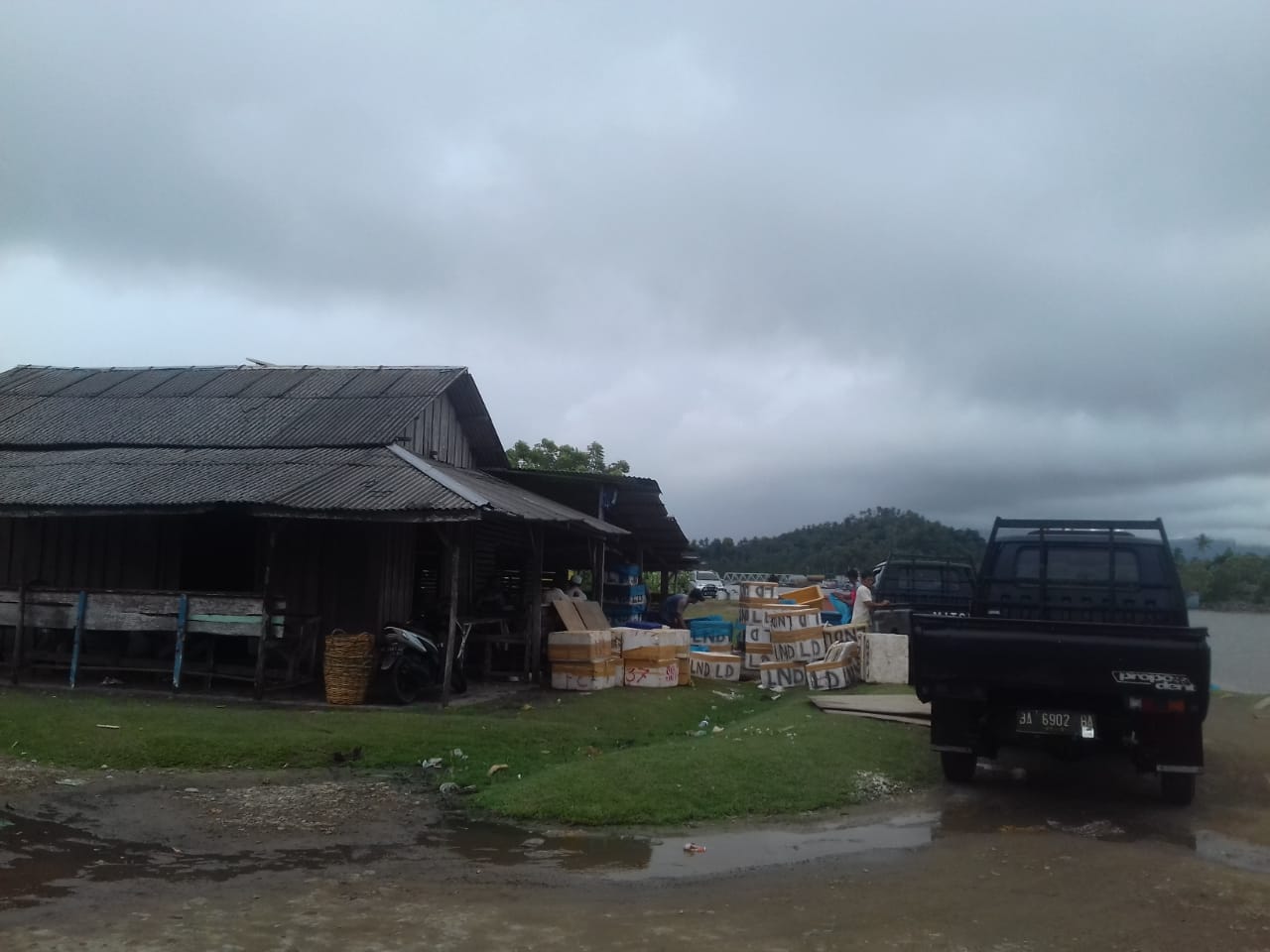 Jalan Menuju Muara Surantih Kecamatan Sutera Perlu Ditingkatkan