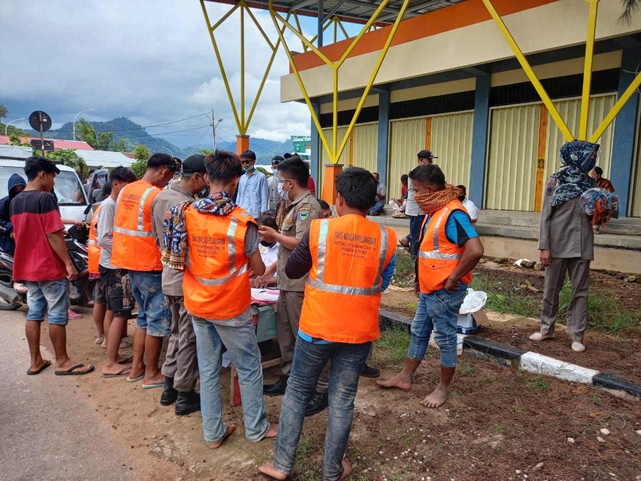 Operasi Yustisi di Objek Wisata Pantai Carocok Painan,  54 Orang Tidak Memakai Masker  DIberi Sanksi Kerja Sosial