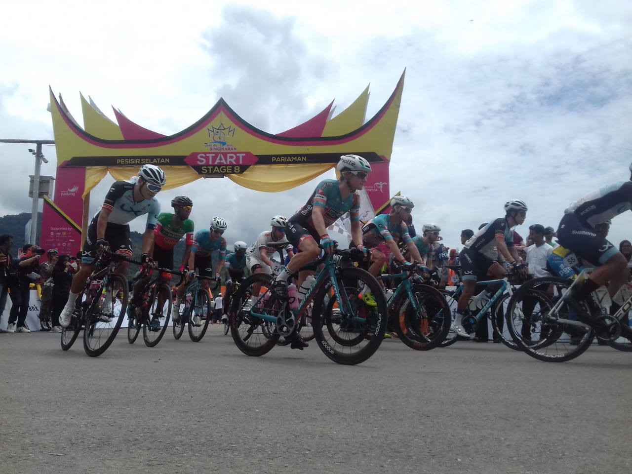 76 Pebalap TdS Beradu Cepat di Etape Delapan Painan-Pariaman